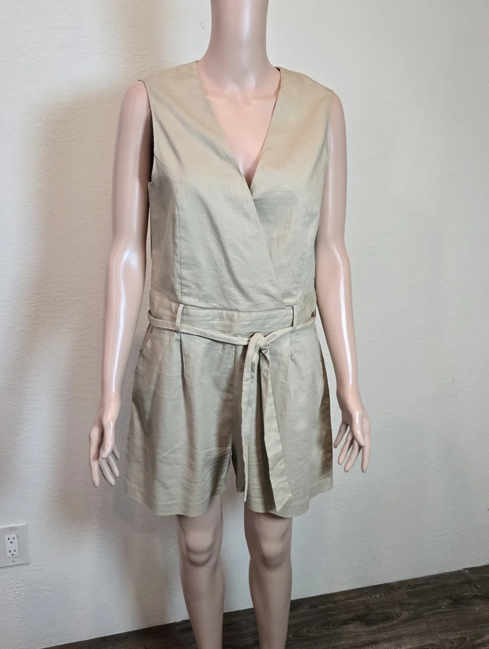 BANANA REPUBLIC Romper One Piece Shorts Womens 8 Beige Linen Blend - Picture 3 of 14